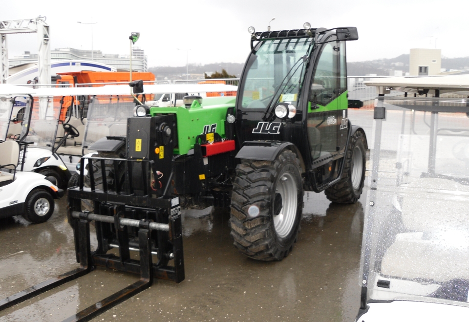 Fixed telescopic handler JLG 4008PS for rent in Russia